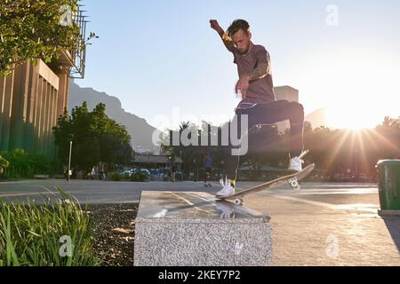 Le patinage est plus qu'un passe-temps. Les skateboarders dans la ville. Banque D'Images
