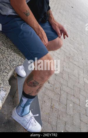 Le patinage est plus qu'un passe-temps. Les skateboarders dans la ville. Banque D'Images