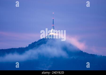 Hôtel de montagne et émetteur Jested partiellement caché dans les nuages au crépuscule, Liberec, République Tchèque Banque D'Images