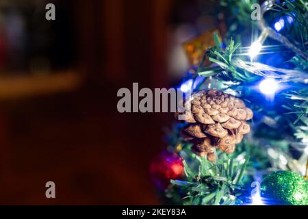 Arbre de Noël avec cône de pin Banque D'Images