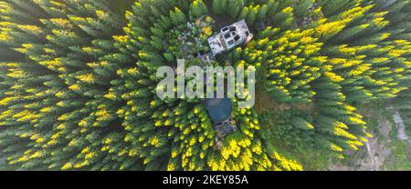 Ruines de l'ancienne mine d'étain près du village de Rolava, dans les forêts des monts Ore, République tchèque. Vue aérienne du drone. Banque D'Images