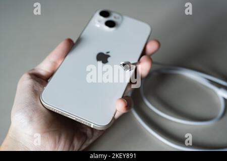 Bangkok, Thaïlande - 30 octobre 2022 : Apple iPhone 13 et câble USB-C. Banque D'Images