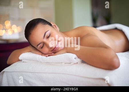 Il vous suffit de passer une journée au spa. Une femme attirante qui profite d'une journée au spa. Banque D'Images
