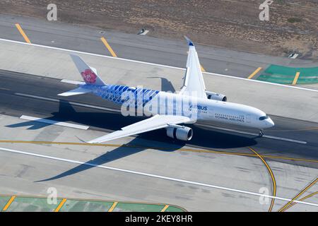 China Airlines Airbus A350-900 atterrissant avec une décoration spéciale fibre de carbone. Avion A350 XWB de China Airlines Airbus et couleurs de fibre de carbone. Banque D'Images