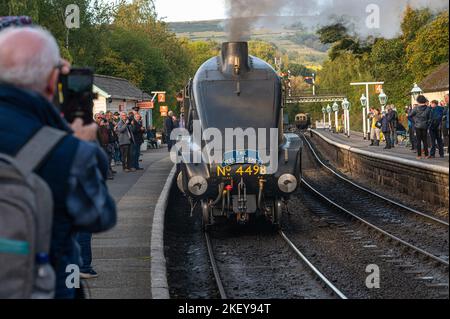 La célèbre locomotive à vapeur Sir Nigel Gresley, présentée ici à Grosmont, sur le chemin de fer North Yorkshire Moors, dans le North Yorkshire. Banque D'Images