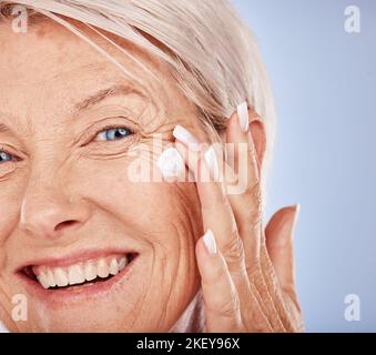 Femme âgée, portrait et crème pour le visage pour les soins anti-âge, de levage et de rides, de bien-être et de santé. Beauté, hydratant et cosmétologie ou Banque D'Images