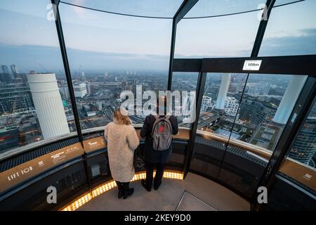 Les gens regardent les constructions VNEB de l'ascenseur 109 à la centrale électrique de Battersea, combinant un espace d'exposition, logé dans le hall A de turbine art déco de l'ancienne centrale électrique, avec un ascenseur en verre montée au sommet de la cheminée nord-ouest du bâtiment classé Grade II, atteindre un point de vue à 109 mètres au-dessus du sol. Date de la photo: Lundi 14 novembre 2022. Banque D'Images