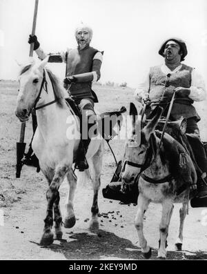 PETER O'TOOLE comme Don Quichotte et JAMES COCO comme Sancho Panza en HOMME DE LA MANCHA 1972 réalisateur / producteur ARTHUR HILLER pièce musicale / scénario de Dale Wasserman basé sur le roman Don Quichotte de Miguel de Cervantes musique Mitch Leigh Lyrics Joe Darion costume design Luciano Damiani Italie-USA co-production Produzioni Europe Associate (PEA) / United Artists Banque D'Images