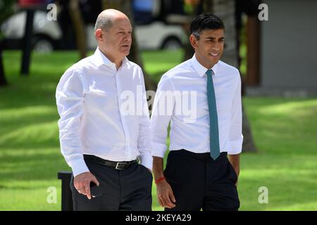 Le chancelier de l'OLAF Sholz (à gauche) et le Premier ministre Rishi Sunak se sont réunis à l'occasion d'un déjeuner de travail lors du sommet de G20 à Nusa Dua, à Bali, en Indonésie. Date de la photo: Mardi 15 novembre 2022. Banque D'Images