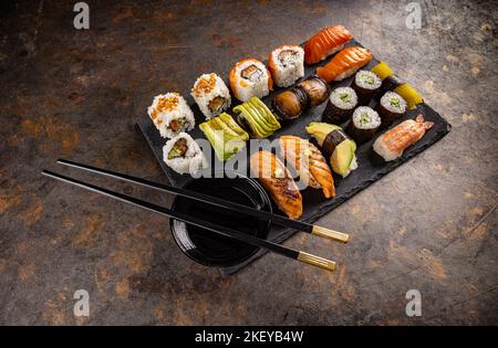 Assortiment de sushis. Sushi sur ardoise servi avec du soja Banque D'Images