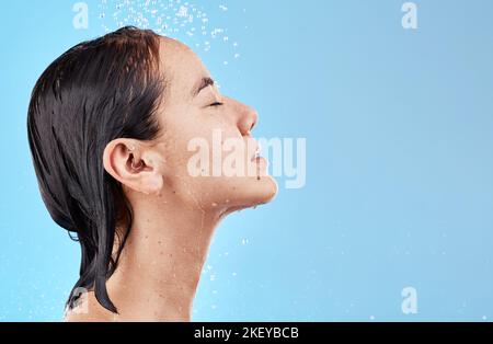 Heath, cheveux et femme dans la douche sur fond bleu avec maquette, publicité ou espace de placement de produit. Soins capillaires, eau et soin de la peau, routine d'hygiène Banque D'Images