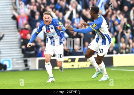 Alexis Mac Allister de Brighton (à gauche) fête avec Danny Welbeck après avoir marqué le premier but au début du match de la Premier League entre Brighton & Hove Albion et Aston Villa au stade de la communauté American Express, Brighton (Royaume-Uni) - 13th novembre 2022 à usage éditorial exclusif. Photo Simon Dack/Telephoto ImagesNon merchandising. Pour les images de football, les restrictions FA et Premier League s'appliquent inc. Aucune utilisation Internet/mobile sans licence FAPL - pour plus de détails, contactez football Dataco Banque D'Images