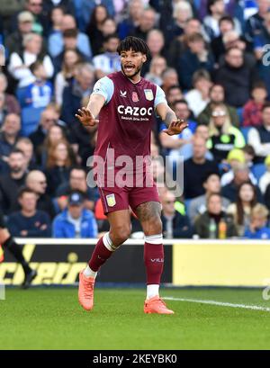 Tyrone Mings of Aston Villa lors du match Premier League entre Brighton & Hove Albion et Aston Villa au stade communautaire American Express, Brighton, Royaume-Uni - 13th novembre 2022 usage éditorial uniquement. Pas de merchandising. Pour les images de football, les restrictions FA et Premier League s'appliquent inc. Aucune utilisation Internet/mobile sans licence FAPL - pour plus de détails, contactez football Dataco Banque D'Images