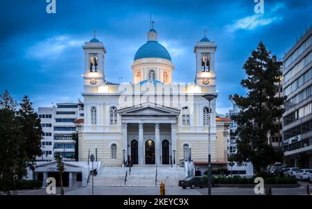 Église Saint Nikolaos la nuit sur la ville du Pirée en Grèce Banque D'Images