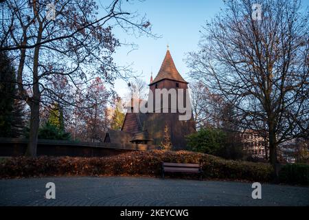 Église Saint-Michel l'Archange à Katowice, Silésie, Pologne. Temple en bois du début du XVIe siècle entouré d'arbres d'automne. Banque D'Images