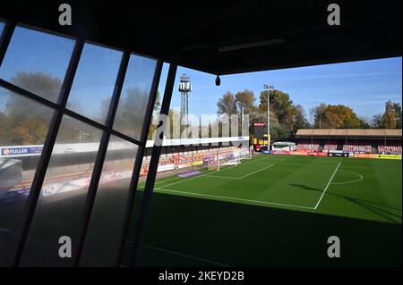 Silence avant le match de deux EFL League entre Crawley Town et AFC Barrow au stade Broadfield , Crawley , Royaume-Uni - 12th novembre 2022 usage éditorial uniquement. Pas de merchandising. Pour les images de football, les restrictions FA et Premier League s'appliquent inc. Aucune utilisation Internet/mobile sans licence FAPL - pour plus de détails, contactez football Dataco Banque D'Images