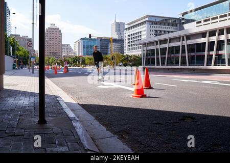 Le patinage est plus qu'un passe-temps. Les skateboarders dans la ville. Banque D'Images