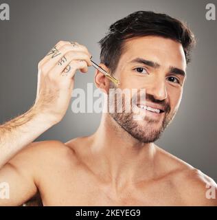 Soins de la peau, santé et portrait de l'homme avec du sérum sur le visage pour anti-âge et peau brillante sur le fond de studio. Beauté, visage et modèle masculin avec Banque D'Images
