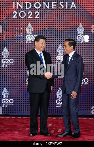 Le Président Xi Jinping de la Chine (à gauche) est accueilli par le Président de la République indonésienne Joko Widodo lors de la cérémonie de bienvenue officielle marquant le début du Sommet de G20 à Nusa Dua, Bali, Indonésie. Date de la photo: Mardi 15 novembre 2022. Banque D'Images