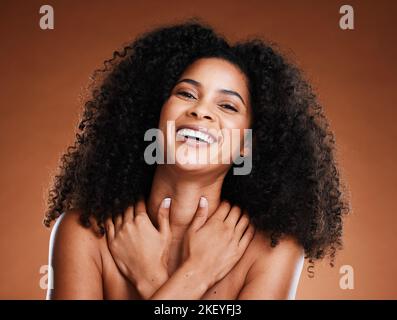 Femme noire, portrait et beauté avec soin de la peau pour l'amour de soi, soins du corps et cosmétiques sur un fond brun studio. Afro, femme afro-américaine et Banque D'Images