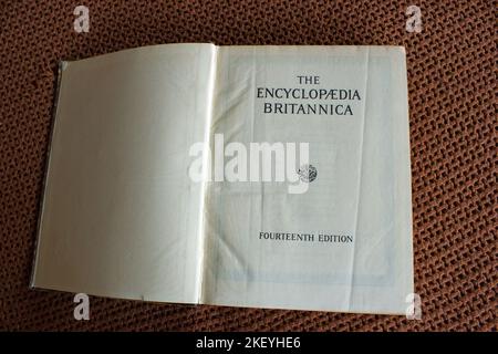 Mpumalanga, Afrique du Sud , septembre 2017, image éditoriale illustrative de la page de titre de la quatorzième édition de l'Encyclopedia Britannica avec livre opene Banque D'Images