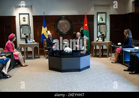 S.M. la reine Silvia, S.M. le roi Carl XVI Gustaf, H.M. le roi Abdullah II et H.M. la reine Rania lors de la cérémonie officielle d'accueil à Al Husseiniya Palac Banque D'Images