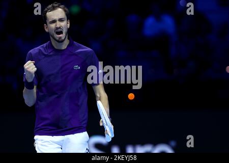 Turin, Italie, 14/11/2022, Daniil Medvedev of Russia gestes pendant le match des singles Round Robin entre Daniil Medvedev of Russia et Andrey Rublev of Russia pendant le deuxième jour des finales du Tour mondial de l'ATP de Nitto. Andrey Rublev remporte 7-6 , 3-6, 7-6 sur Daniil Medvedev. Banque D'Images