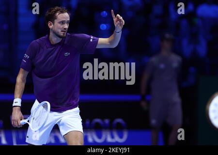 Turin, Italie, 14/11/2022, Daniil Medvedev of Russia gestes pendant le match des singles Round Robin entre Daniil Medvedev of Russia et Andrey Rublev of Russia pendant le deuxième jour des finales du Tour mondial de l'ATP de Nitto. Andrey Rublev remporte 7-6 , 3-6, 7-6 sur Daniil Medvedev. Banque D'Images