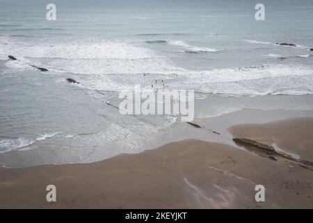 Surfeurs sur la plage d'Itzurun à Zumaia, pays basque, Espagne. Vue aérienne. Banque D'Images
