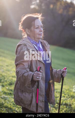 Portrait d'une dame aînée marchant dans les pays nordiques Banque D'Images