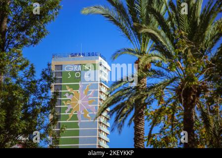 Alicante, Espagne. 7 novembre 2022. Partie supérieure de l'hôtel Gran sol construite en 1971, murale peinte par Manuel Baeza Banque D'Images