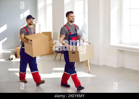 Les jeunes travailleurs de la compagnie de déménagement et le service de livraison de retirer des boîtes de l'appartement Banque D'Images