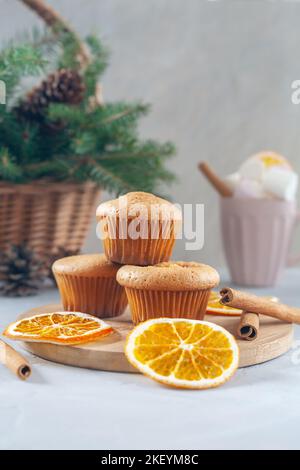 Délicieux muffins maison fraîchement cuits avec des oranges séchées et des bâtons de cannelle Banque D'Images