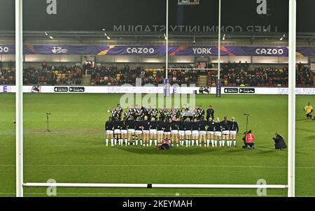 York, Royaume-Uni. 14th novembre 2022. Demi-finale de la coupe du monde de rugby pour femme. Angleterre V Nouvelle-Zélande. STADE communautaire LNER. York. L'équipe d'Angleterre montre que l'équipe de Nouvelle-Zélande exécute le Haka pendant la demi-finale Angleterre V Nouvelle-Zélande lors du match de la coupe du monde de la Ligue de rugby des femmes. Credit: Sport en images/Alamy Live News Banque D'Images