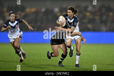 York, Royaume-Uni. 14th novembre 2022. Demi-finale de la coupe du monde de rugby pour femme. Angleterre V Nouvelle-Zélande. STADE communautaire LNER. York. Courtney Winfield-Hill (Angleterre) est disputée lors de la demi-finale Angleterre V Nouvelle-Zélande lors du match de la coupe du monde de rugby Womens. Credit: Sport en images/Alamy Live News Banque D'Images