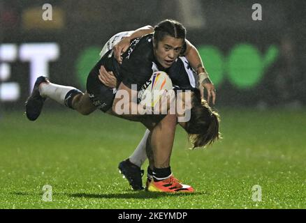 York, Royaume-Uni. 14th novembre 2022. Demi-finale de la coupe du monde de rugby pour femme. Angleterre V Nouvelle-Zélande. STADE communautaire LNER. York. Katelyn Vahaakolo (Nouvelle-Zélande) est affrontée par Courtney Winfield-Hill (Angleterre) lors de la demi-finale Angleterre V Nouvelle-Zélande lors du match de la coupe du monde de rugby de Womens. Credit: Sport en images/Alamy Live News Banque D'Images