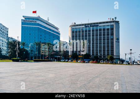 Izmir, Turquie - octobre, 2022: Vue vide du centre touristique populaire Cumhuriyet Square à Kordon, Alsancak, Izmir, Turquie. Banque D'Images