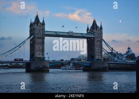 Le légendaire Tower Bridge reliant Londres à Southwark sur la Tamise Banque D'Images