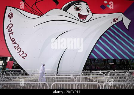 Doha, Qatar. 15th novembre 2022. Un homme passe devant la'eeb, la mascotte officielle de la coupe du monde, jusqu'au centre d'émission principal. La coupe du monde 2022 commence sur 20 novembre 2022 avec le match d'ouverture entre le Qatar et l'Équateur. Credit: Federico Gambarini/dpa/Alay Live News Banque D'Images