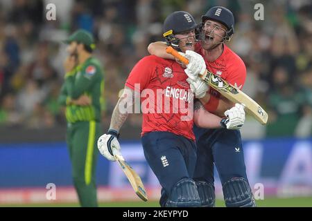 MELBOURNE, AUSTRALIE - 13 NOVEMBRE : Ben Stokes et Liam Livingstone célèbrent la victoire de l'Angleterre lors du match de finale de la coupe du monde T20 de la CCI entre le Pakistan et l'Angleterre au Melbourne Cricket Ground sur 13 novembre 2022 à Melbourne, en Australie Banque D'Images