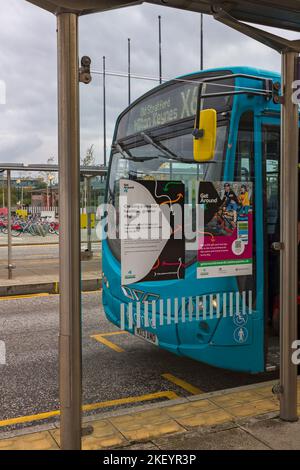 Faites le tour du bus MK qui vous attend devant la gare centrale de Milton Keynes à Milton Keynes, Buckinghamshire, Royaume-Uni, en septembre Banque D'Images