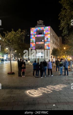 Les gens voient une projection vidéo sur la façade du bâtiment Generali qui a servi de branche de Jérusalem de la compagnie d'assurance italienne Assicurazioni Generali de 1935 à 1946 située dans la rue Jaffa, Jérusalem israël Banque D'Images