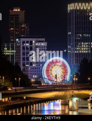 Une verticale de la ville de Francfort avec les lumières des bâtiments reflétant dans le main Banque D'Images