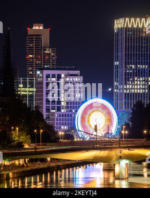 Une verticale de la ville de Francfort avec les lumières des bâtiments reflétant dans le main Banque D'Images