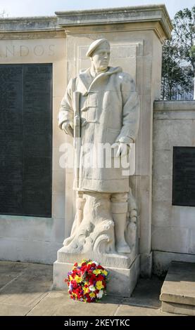 Statue d'un commando avec béret à l'entrée ouest du Plymouth Naval Memorial sur Plymouth Hoe. Le Plymouth Naval Memorial commémore 7 251 Banque D'Images