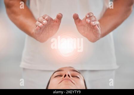 Thérapie, massage et reiki avec superposition numérique au-dessus de la tête d'une femme cliente dans un spa pour se détendre. Mains, effets spéciaux et détox avec une femme Banque D'Images