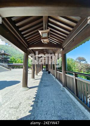 Un plan vertical d'un chemin sous le toit d'un temple chinois traditionnel Banque D'Images