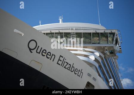 La Bow et le pont du navire de croisière Cunard Queen Elizabeth avec le nom de navire proéminent. Banque D'Images