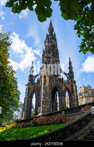 Scott Monument à Édimbourg, Écosse contre un ciel bleu Banque D'Images