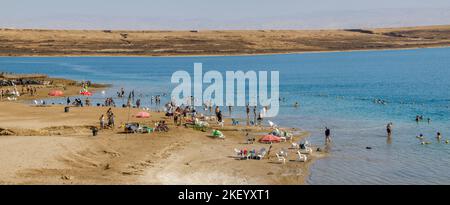 ISRAËL, Herzliya - 05 octobre 2022:touristes se reposant sur la côte de la mer en Israël Banque D'Images